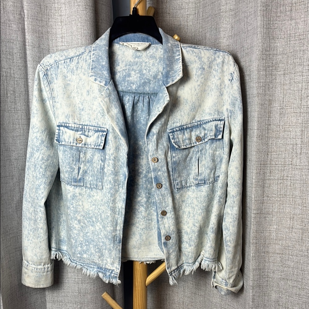 Light Wash Denim Jacket – Lightweight & Stylish